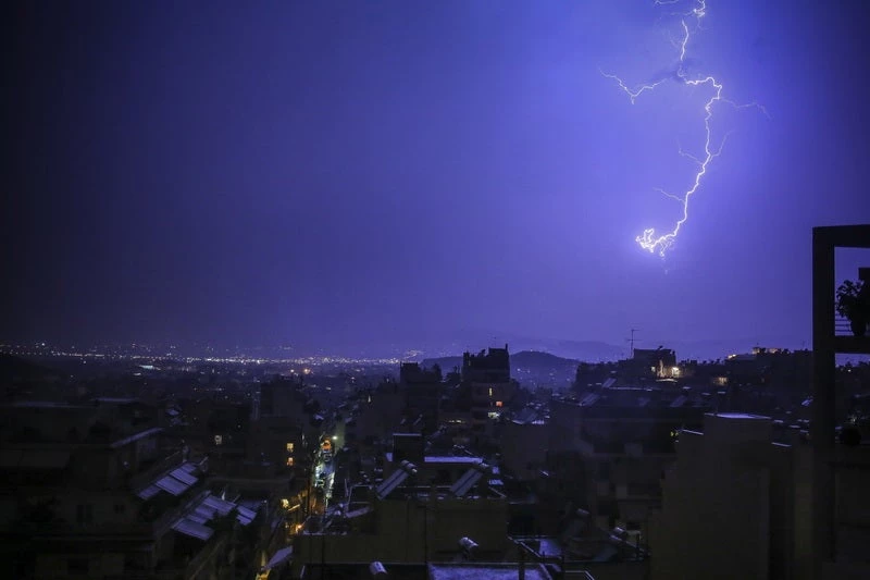 Kαταιγίδες και χαλαζοπτώσεις σε όλη τη χώρα -Που θα είναι έντονα τα φαινόμενα